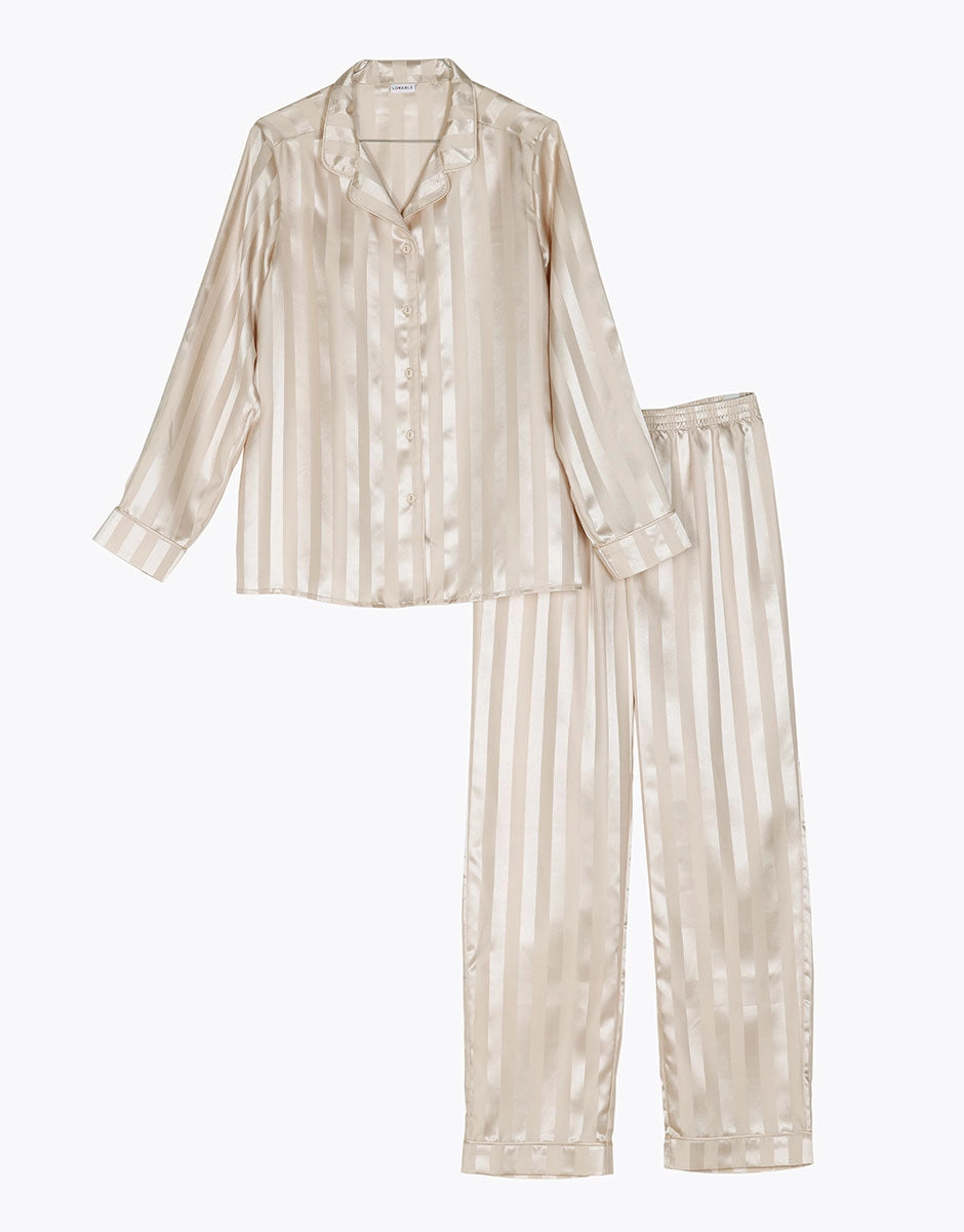 Pyjama long ouvert en satin amande pour femme